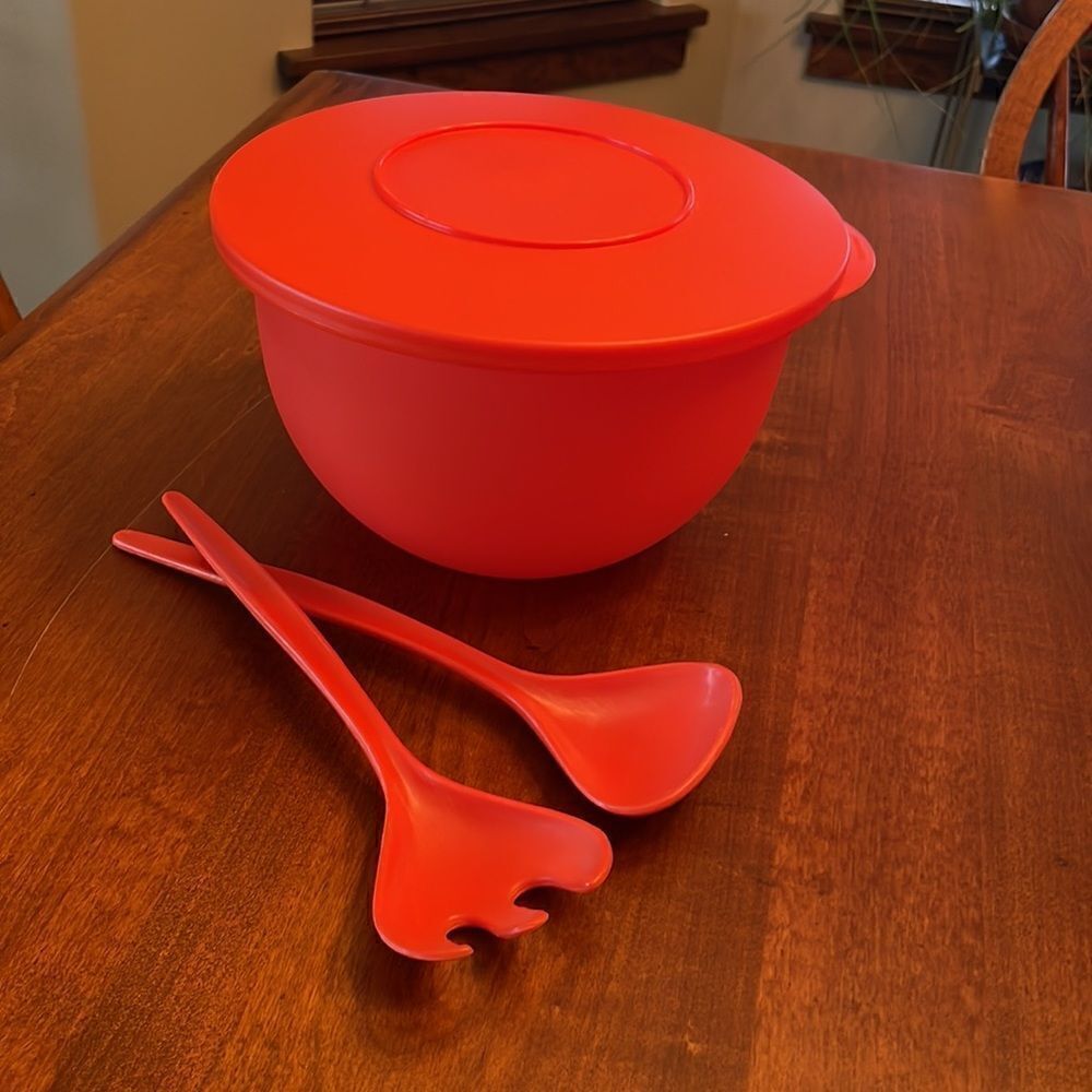 Tupperware impressions Salad Bowl / Lettuce Keeper